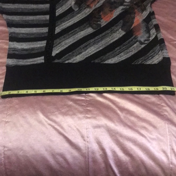 🎉HP🎉eVouges feather cold shoulder top - Picture 7 of 8